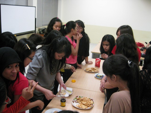 Ibu Anindita of Australian embassy was showing on how Vegemite, an Australian jam-like spread, is being served under a supervision of keen onlookers.