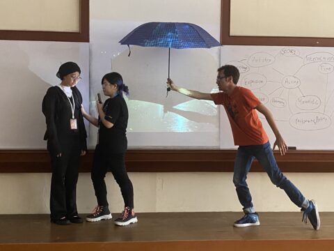 The Role of Scenography and Freeze Frames in Performing Arts