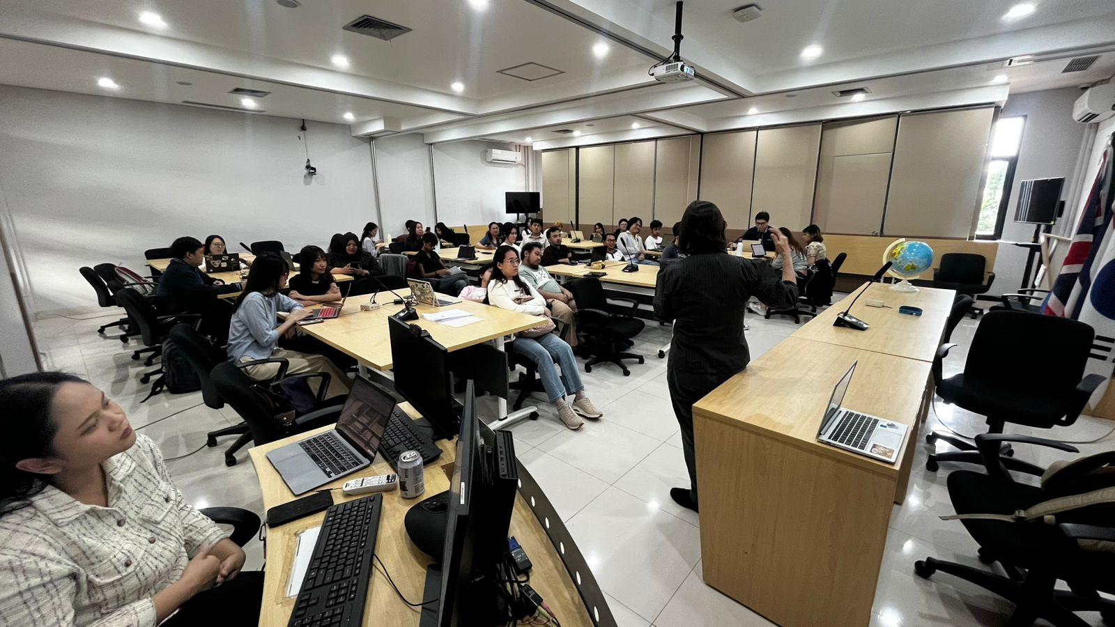 English Students and Lecturers Collaborate in Research Paper Development Workshop